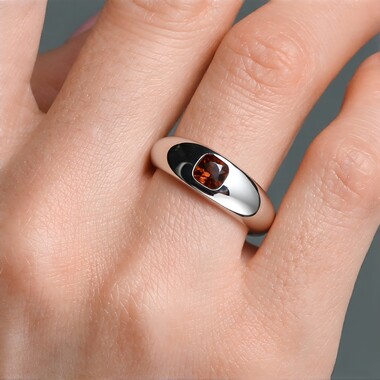 Zilveren ring met een roze zirkoon