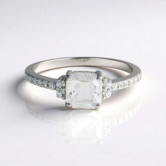 Anello in argento con Petalite