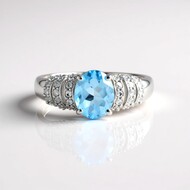 Anillo en plata con Topacio azul cielo