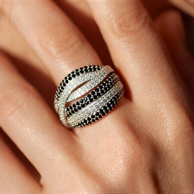 Anillo en plata con Espinela negra