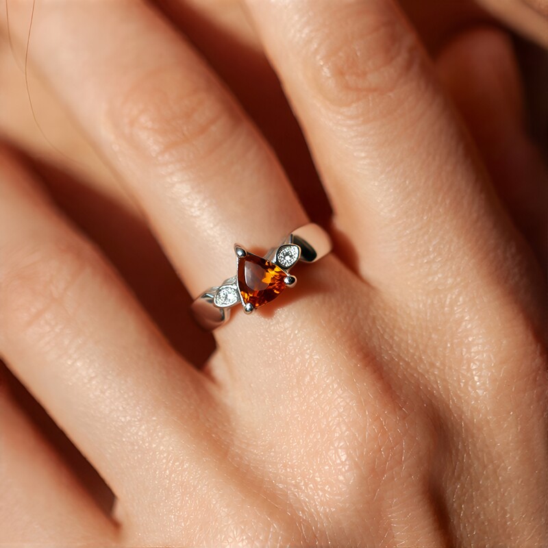 Zilveren ring met een hessoniet granaat