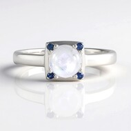 Anillo en plata con Piedra de luna azul (KM by Juwelo)