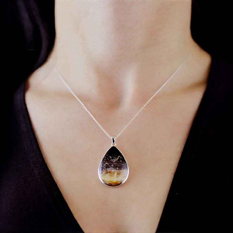 Zilveren hanger met een Versteend palmhout