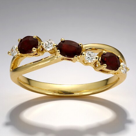 Anello in oro con Rubino Mozambico AAA
