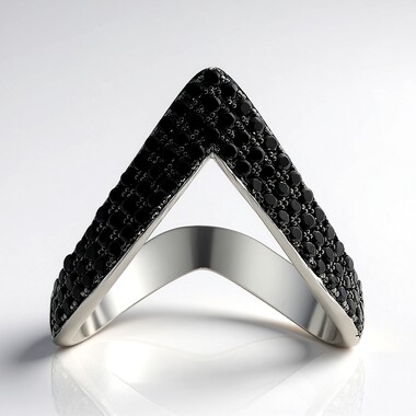 Anillo en plata con Espinela negra