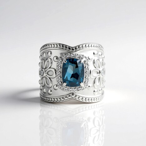 Anello in argento con Topazio Blu Londra (Dallas Prince Designs)
