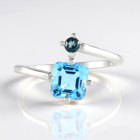 Anello in argento con Topazio Blu Svizzero