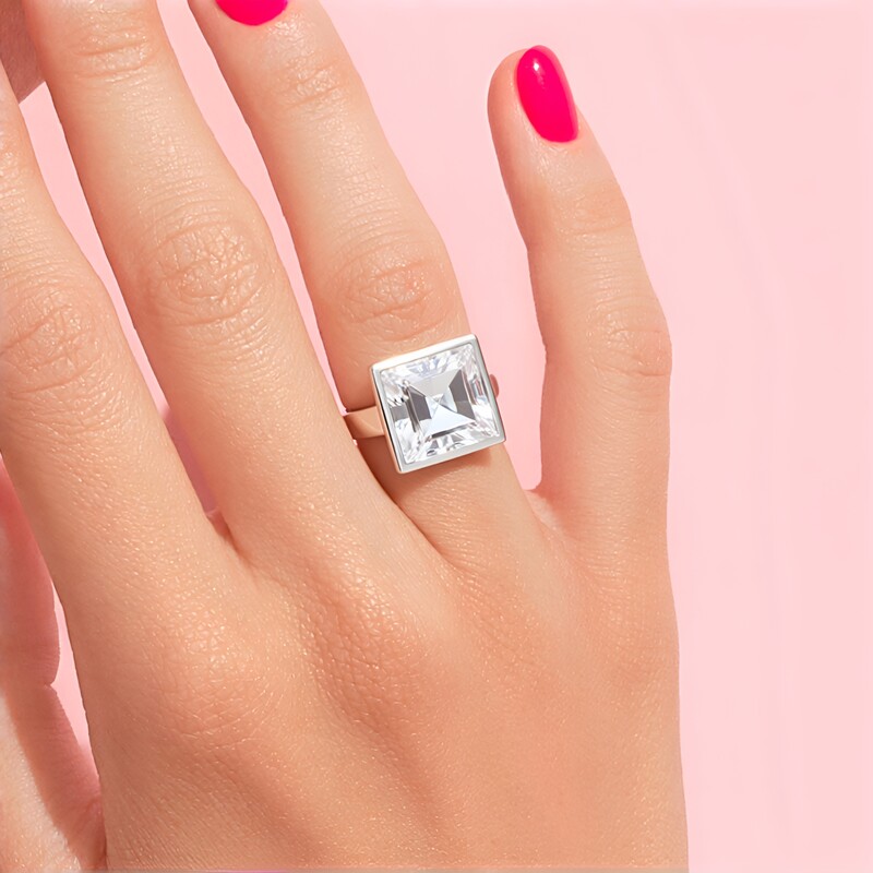 Zilveren ring met een witte kwarts (MONOSONO COLLECTION)