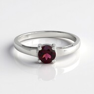 Zilveren ring met een rhodliet