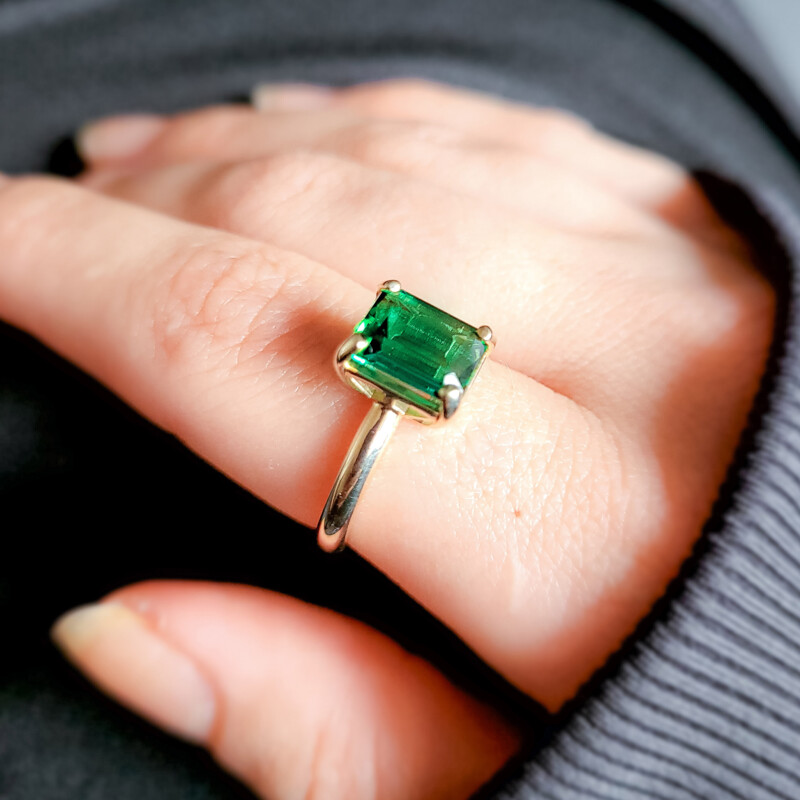 Anillo en oro con Turmalina de Golconda (CUSTODANA)