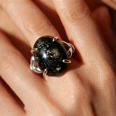 Zilveren ring met een luipaard opaal