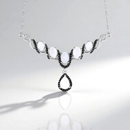 Collar en plata con Piedra de Luna arcoíris