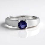Anello in argento con Iolite