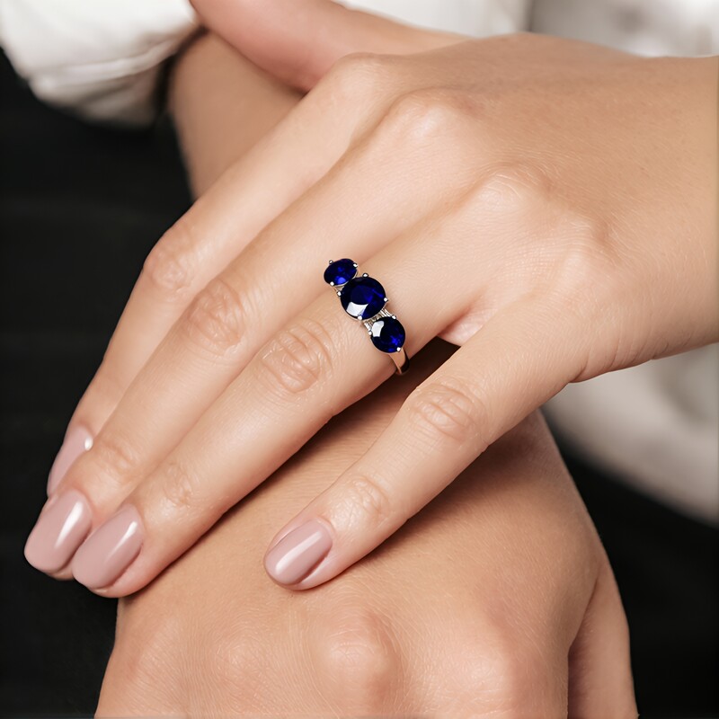 Zilveren ring met een Madagaskar Blauwe Saffier (de Melo Essence)