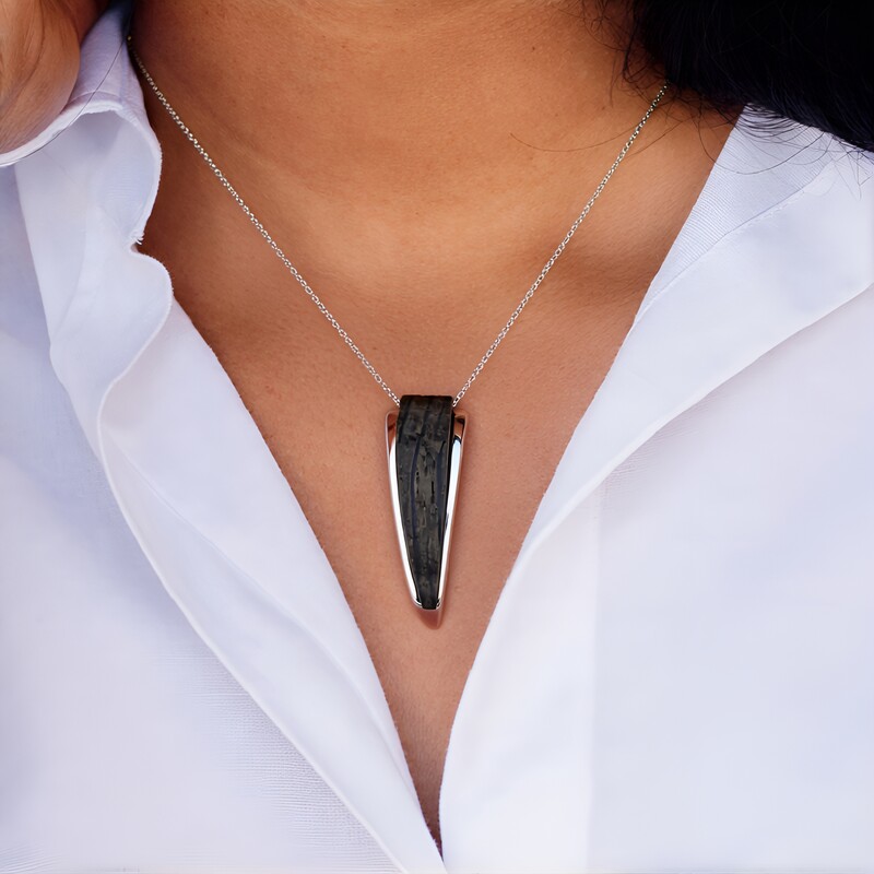 Zilveren hanger met een Veeneik (dagen)