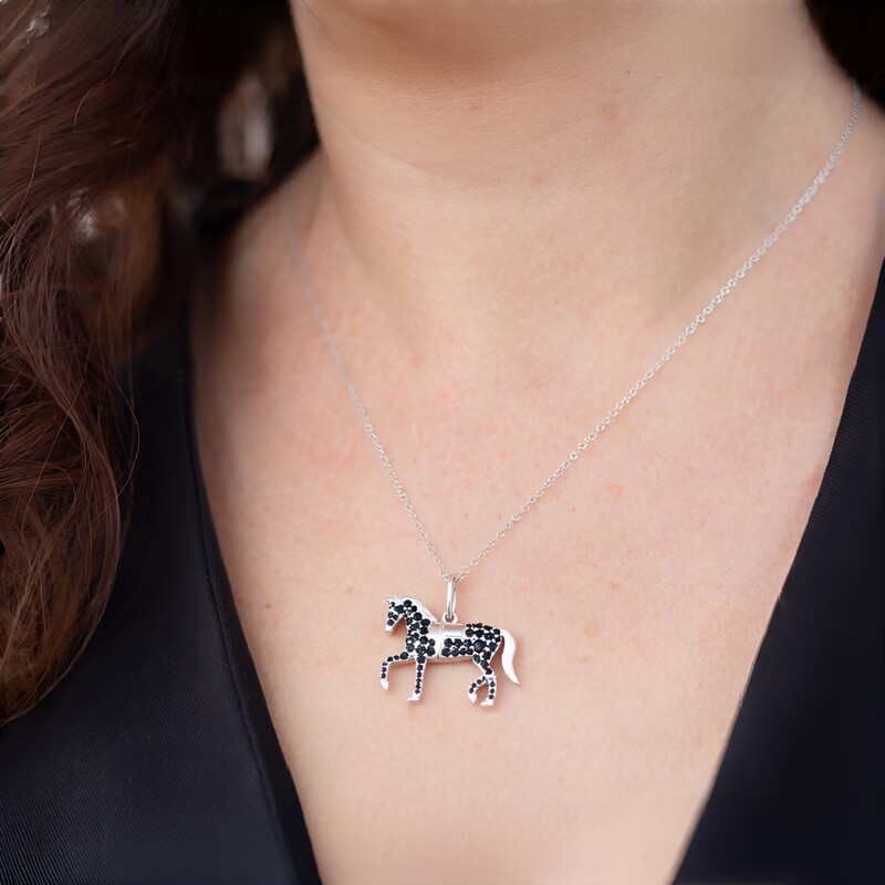 Schwarzer Saphir-Silberhalskette