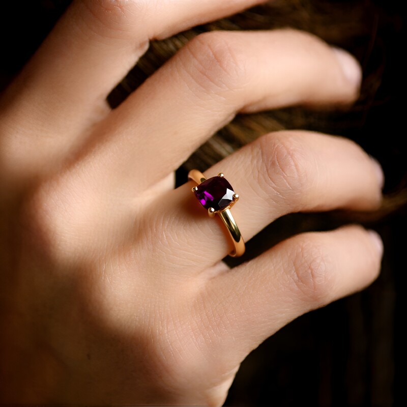 Anello in oro con Granato Magenta