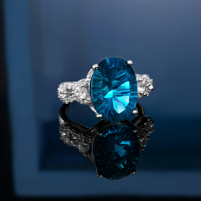 Zilveren ring met een petroleumkleur fluoriet