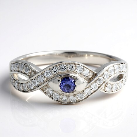 Anello in argento con Iolite del Madagascar