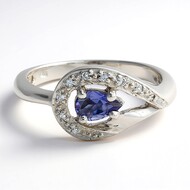 Anillo en plata con Iolita de Madagascar