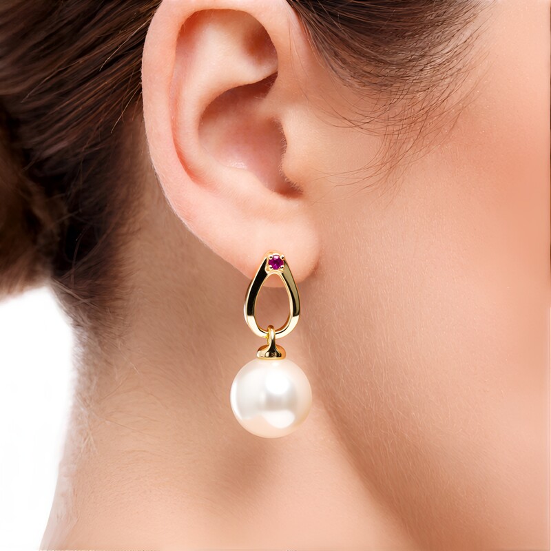 Boucles d'oreilles en or et Perle blanche des mers du sud (Michelle Albala)