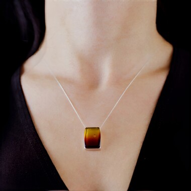 Colgante en plata con Ámbar báltico (MONOSONO COLLECTION)
