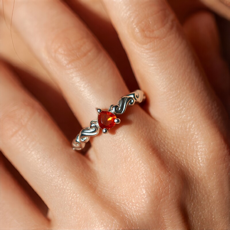 Zilveren ring met een hessoniet granaat