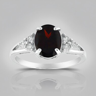 Zilveren ring met een granaat