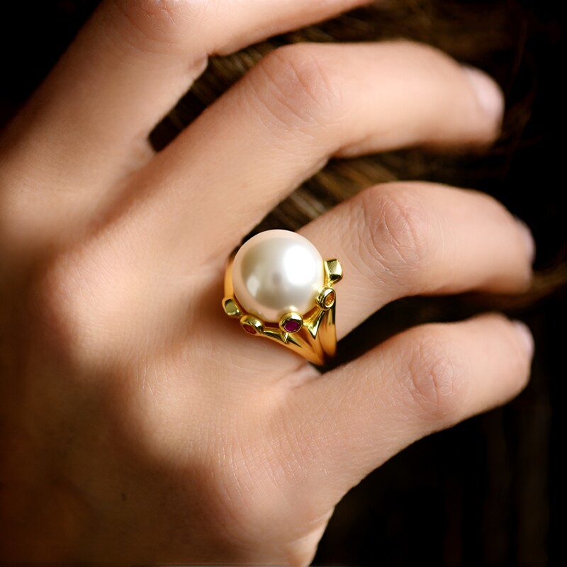 Gouden ring met een witte zuidzee parel (Michelle Albala)