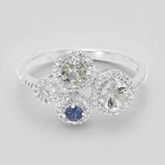 Anello in argento con Petalite