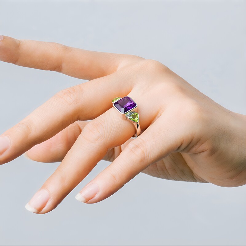 Zilveren ring met een Siberische amethist (de Melo Essence)