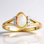 Anello in oro con Opale di Mintabie