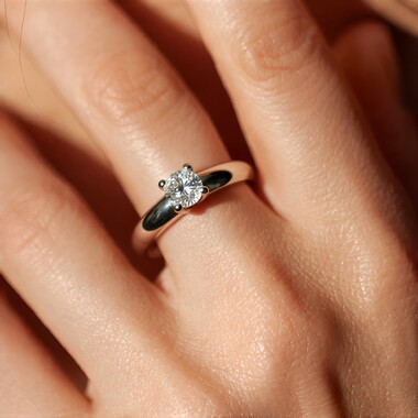 Anillo en plata con Espectrolita