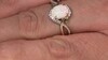 Gouden ring met een Braziliaanse witte opaal