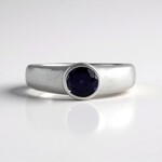 Anello in argento con Iolite