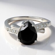 Zilveren ring met een zwarte spinel