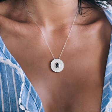 Ciondolo in argento con Zaffiro Stellato Nero (MONOSONO COLLECTION)