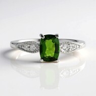 Anillo en plata con Diópsido de Rusia