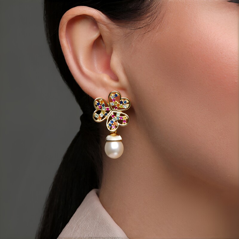 Pendientes en oro con Perla blanca del mar del sur (Michelle Albala)