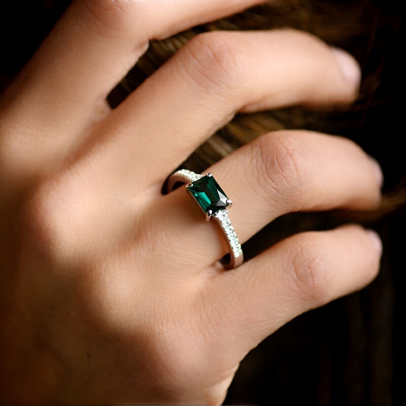 Anillo en plata con Indicolita (Adela Silber)