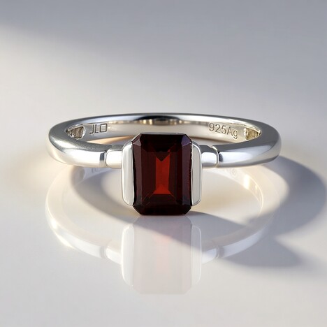 Anello in argento con Granato Mozambico