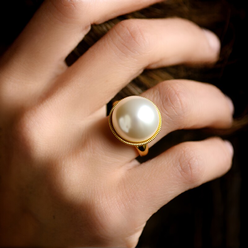 Weiße Südseeperlen-Goldring (Michelle Albala)