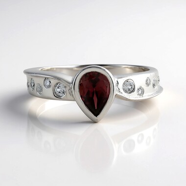 Zilveren ring met een rode zirkoon