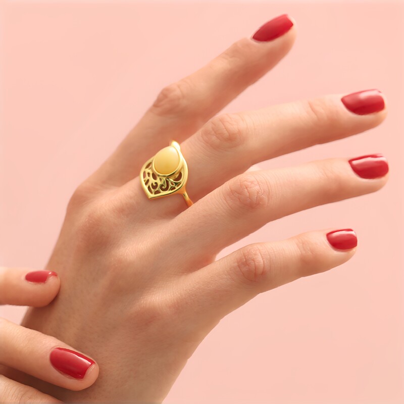 Zilveren ring met een mistige Baltische barnsteen (dagen)