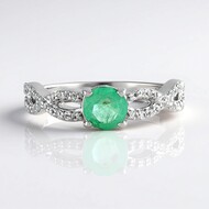 Anillo en plata con Esmeralda de Rusia (Adela Silber)