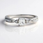 Anello in argento con Petalite