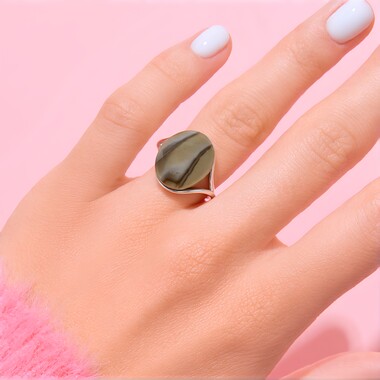 Zilveren ring met een vuursteen (dagen)