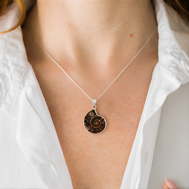 Zilveren hanger met een ammoniet (Bali Barong)