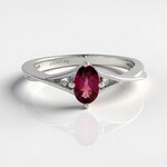 Anello in argento con Rodolite di Naktamunda