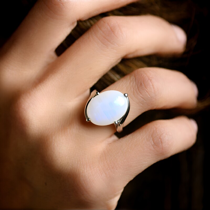 Zilveren ring met een regenboog maansteen